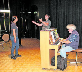 Schön ist die Welt: Noch wird drinnen geprobt. Aber schon bald wird das Schloss Hallwyl mit seinem wunderbaren Innenhof zur Bühne. (Bild: grh)