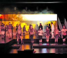 Die Aussenseiter kämpfen sich durch die vom Klima verwüstete Aussenwelt. (Bilder: mek)