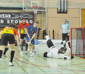 Tohuwabohu vor dem Tor der Eagles. In der Pfrundmatt legte Lok Reinach im ersten Spiel vor. Am kommenden Samstag findet die dritte Begegnung statt. (Bild: Roland Jaus)