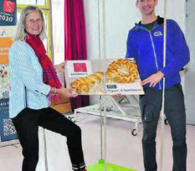 Schlüsselübergabe durch Geschäftsführerin Anke Müller, Stiftung Schürmatt, an Magnus Hagen, Geschäftsführer Physio- und Sportarena. (Bild: zVg.)