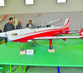 Ein besonderer Eyecatcher war die von Markus Fischer im Patrouille-Swiss-Stil lackierte Pilatus PC 21.