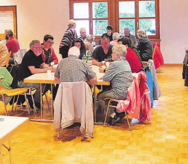 Angeregte Diskussionen: Die Anwesenden hatten Gelegenheit, die Vor- und Nachteile einer Auflösung der Ortsbürgergemeinde zu diskutieren. (Bilder: zVg.)