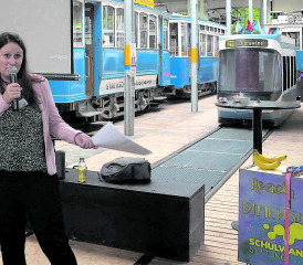 Primarlehrerin Renate Grüter präsentiert ihr Projekt. (Bild: zVg.)