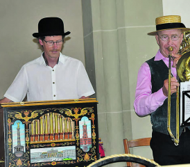 Drehorgeln lassen sich beliebig kombinieren: Thomas Schumacher und Res Zürcher bewiesen dies mit Orgel und Posaune. (Bilder: st.)