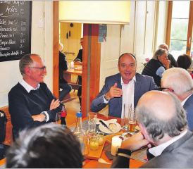 «Frag de Landamme» in Beinwil am See: Die Coronakrise sowie die vergangenen und zukünftigen politischen Ereignisse drumherum boten viel Gesprächsstoff am Landammann-Stammtisch von Markus Dieth (Bildmitte). (Bild: mars.)