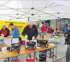 Nach so langer Zeit des «Zuhause-Hockens» ein bisschen Kilbi trotz allem. Die Brass Band Harmonie bot Chäs-Schnitte und ein Platzkonzert. (Bild: zVg.)
