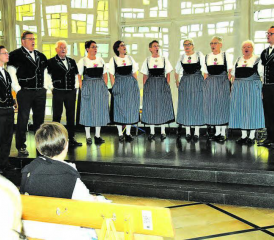 Vor kunstvoller Kulisse: Das Jodlerchörli Suhrental, zusammen mit sechs Jodlerinnen in voller Aktion. (Bilder: st.)