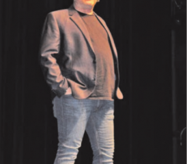 Eine Mimik für die Götter: Ingo Oschmann bei seinem Auftritt im Saalbau. (Bilder: grh)