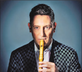 Maurice Steger leitet das Konzert und spielt gleich noch mit. (Bild: zVg., Nicolaj Lund)