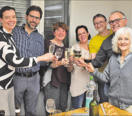 Die anwesenden Vorstandsmitglieder stossen auf das neue Kukuk-Programm 2026 an (von links): Erika Michel, Rolf Gerber, Irène Friedl, Tanja Fiorini, Peter Michel, Martin Bruder und Vreni Gubler. (Bild: Raphael Nadler)