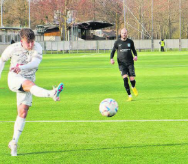 Menzikens Kastriot Hasanramaj zieht ab, trifft aber in diesem Spiel nur einmal vom Penalty-Punkt her. (Bild: Roland Jaus)