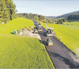 «Buntes» Treiben auf der Wetzwilerstrasse: Einbau des neuen Deckbelags. (Bild: zVg.)