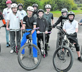 Helme sind Pflicht: Im Alter von 14 Jahren begeisterte sich Workshopleiter Lukas Vordemwald (l.) für diesen Sport.