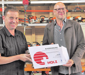 Auszeichnung für den Werkhof Meisterschwanden: Gemeindepräsident Ueli Haller darf das Zertifikat von Hansbeat Reusser in Empfang nehmen. (Bild: msu.)