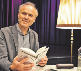 Hugo Ramnek las im Reinacher TaB aus seinem neusten Werk «Die Schneekugel». (Bild: hg.)