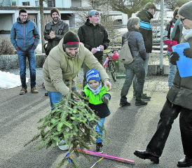Früh übt sich, was ein Meister werden will: Mit Vaters Hilfe funktionierte es. (Bild: aw.)