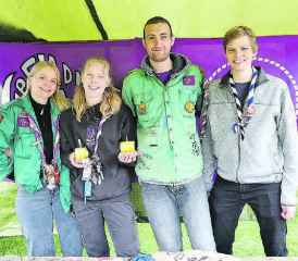 Calma, Luna, Pan und Fuchs, bauten in der Schiffwerft der Pfadi Rymenzburg Wyna kleine Korkschiffchen. (Bilder: dr.)