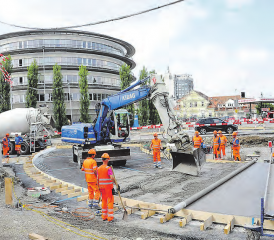 Die erste Hälfte des Kreisels wird betoniert: Eine spezialisierte Bauequipe im Einsatz auf der Baustelle in Suhr. (Bild: mars.)
