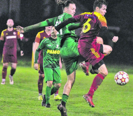 Szene aus dem Spiel SC Schöftland 2 − FC Gontenschwil: Der Schöftler Andrin Mühlethaler (6) im Zweikampf mit Gontenschwils Tarik Habibija. (Bild: Otto Lüscher)