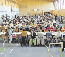 In guter Gesellschaft ist das Mittagessen beim Missionsbasar nicht nur eine kulinarische Freude. (Bild: zVg.)