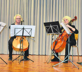 Musikanten-Fieber mit Vera Wahl, Marita Binkert, Madeleine Bettler und Simon Zinsstag (v.l.) auf der Bühne der Aula in Schöftland. (Bilder: st.)
