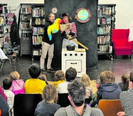 Ganz aufmerksam folgen die Kinder der Geschichte von Baldur. (Bild: zVg.)