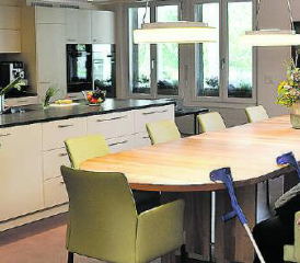 Rundgang im «Hof Rickenbach» für Menschen mit Demenz: Blick in die grosszügige Küche der Wohngruppe «Hofgarten». (Bilder: ml.)