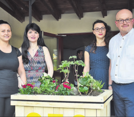 An der Sommergmeind in Teufenthal eingebürgert: Halide Rexhepi, Loredana Leonardo, Ekaterina und Anton Kaufmann (v.l.n.r.). (Bild: hg.)