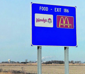 Anders als auf den Raststätten der Schweizer Autobahn, kann sich auf der amerikanischen Autobahn die Strecke bis zum hungerstillenden Fastfood-Restaurant deutlich in die Länge ziehen. (Bilder: Noemi Nater)