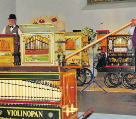 Neue Klangwelten erschlossen: Peter Baumann (Alphorn) und Roland Schwab (Konzertorgel) in «The lonely». (Bilder: st.)