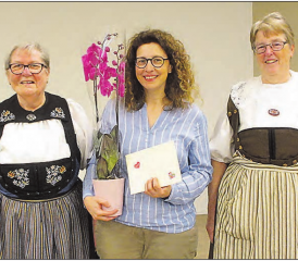 Geschenkübergabe zur 10-jährigen Dirigententätigkeit (v.l.): Präsidentin Hannelore Mörgeli, Dirigentin Kathrin Regli und Kassierin Brigitte Ziehler. (Bild: zVg.)