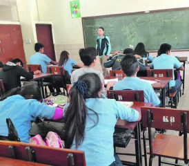 Christian Brunner unterrichtet eine Schulklasse in Santa Cruz de la Sierra in Bolivien.