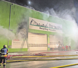 Dank einem aufmerksamen Automobilisten konnte ein Grossbrand verhindert werden. Der Feuerwehr Oberwynental präsentierte sich in den frühen Morgenstunden ein unklares Bild. (Bilder: zVg.)