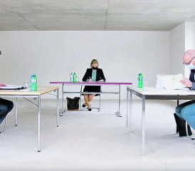 «Leerau-Zenrum» Kirchleerau statt Turnhalle Schöftland: Protokollführer Stefan Züsli (Vorsitzender der Geschäftsleitung, links), Verwaltungsratspräsidentin Suzanne Marclay-Merz sowie Notar Michael Wyss als Stimmenzähler, führten die 184. Generalversammlung der Bank Leerau Genossenschaft im physisch kleinen Rahmen durch. (Bild: zVg.)