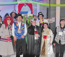 Maskenprämierung am Fischliball in Rickenbach: Zunftmeister Nico I. verkündete die Sieger in den Kategorien Einzelmasken und Gruppen. (Bilder: mla.)