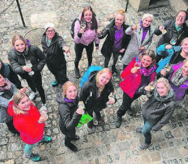 Zum Wohl! Auf der fröhlichen Vereinsreise der Damenriege Staffelbach wurde auch mal angestossen. (Bild: zVg.)