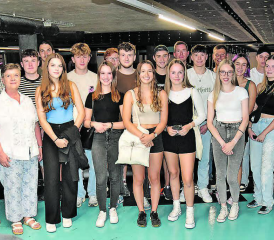 Anlass zum Erwachsenwerden im Cinema8: Acht Jungbürgerinnen und zwölf Jungbürger feierten zusammen mit den Gemeinderäten. (Bilder aw.)