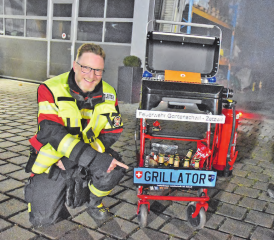 Kreatives Geschenk zum Abschied: Roman Soland nahm einen «Grillator» mit diversen «Löschmitteln» in Empfang, rechts Christian Mosimann. (Bilder: aw.)