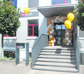 In Reinach seit 1990 – der Firmensitz am Mechanikerweg hier im Jubiläums-Outfit. (Bilder: rms)