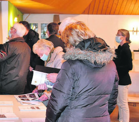 Dürrenäscher Nutzungsplanung zur Abstimmung bereit: Teilnehmer der Informationsveranstaltung verschaffen sich einen Überblick über die Zonen und deren Definition. (Bild: mars.)