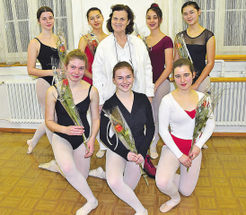 Verabschiedete sich mit einer Rose von jeder Ballettschülerin: Naturheilpraktikerin Monique Gächter (Bildmitte). (Bilder: aw.)