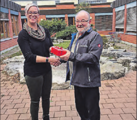 Aktion Weihnachtsbaum: Übergabe der Spende von Felix Hunziker an Madlén Adam-Klee von der ZEKA. (Bild: zVg.)