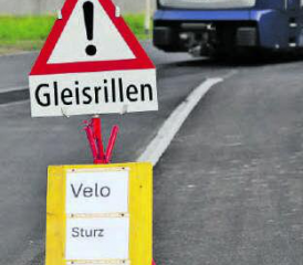 Gleisrillen! Die sichereren «Velo-Strail-Platten» werden in Oberkulm erst im Mai 2024 eingebaut. (Bild: rc.)
