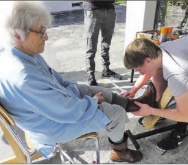Stimmiger Bazar der Reformierten Kirchgemeinde Gontenschwil-Zetzwil: In der Kirche hat der Herbst Einzug gehalten, vor dem Kirchgemeindehaus führten die Konfirmanden eine Schuhputzaktion durch. (Bilder: eh.)