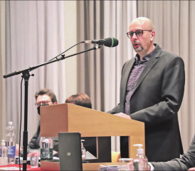 Souverän, als hätte er nie etwas anderes gemacht. Thomas Buchschacher, der künftige Gemeindeammann von Schöftland, führte als Vertreter des bereits zurückgetretenen Ammanns Rolf Buchser durch die Gemeindeversammlung. (Bild: rc.)