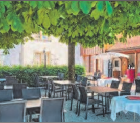 Lauschig unterm Kastanienblätterdach: Die Gartenterrasse. (Bild: Adi Moser)