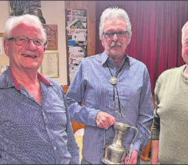 Der stolze Jahresmeister Hermann Döbeli (Mitte) mit dem zweitplatzierten Bruno Hertig (links) und dem drittplatzierten Markus Steiner. (Bild: zVg.)