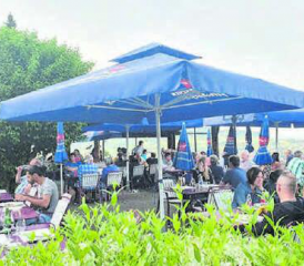 Draussen geniessen! Die «Waldegg» in Menziken lädt mit feiner Küche und grossartiger Aussicht zum Geniessen ein.