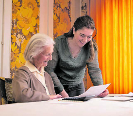 Frau Meier freut sich über die Unterstützung und lässt sich alles genau erklären.
