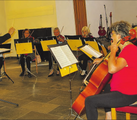 Die Camerata aargauSüd wird von David Reitz dirigiert. (Bilder: hh.)